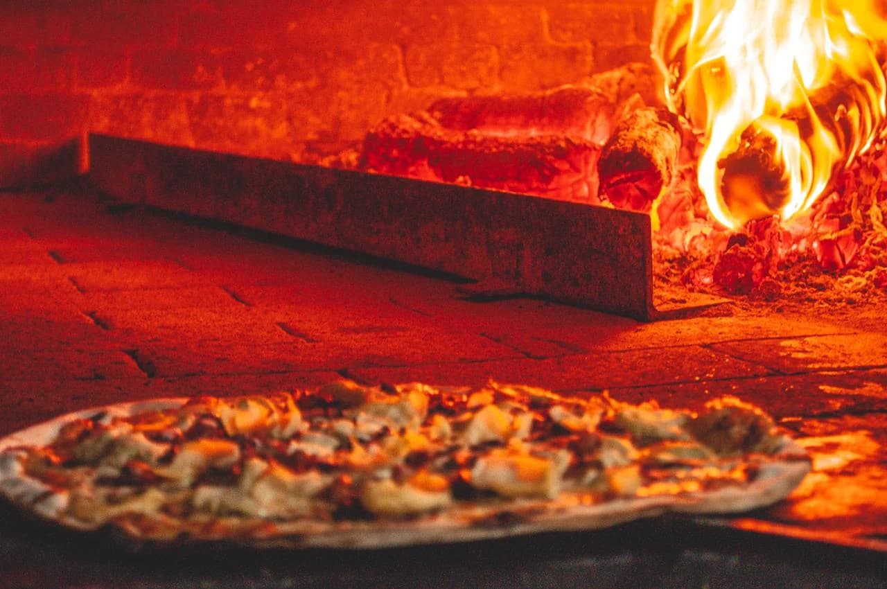 Pizza saindo do forno à lenha do Salsa